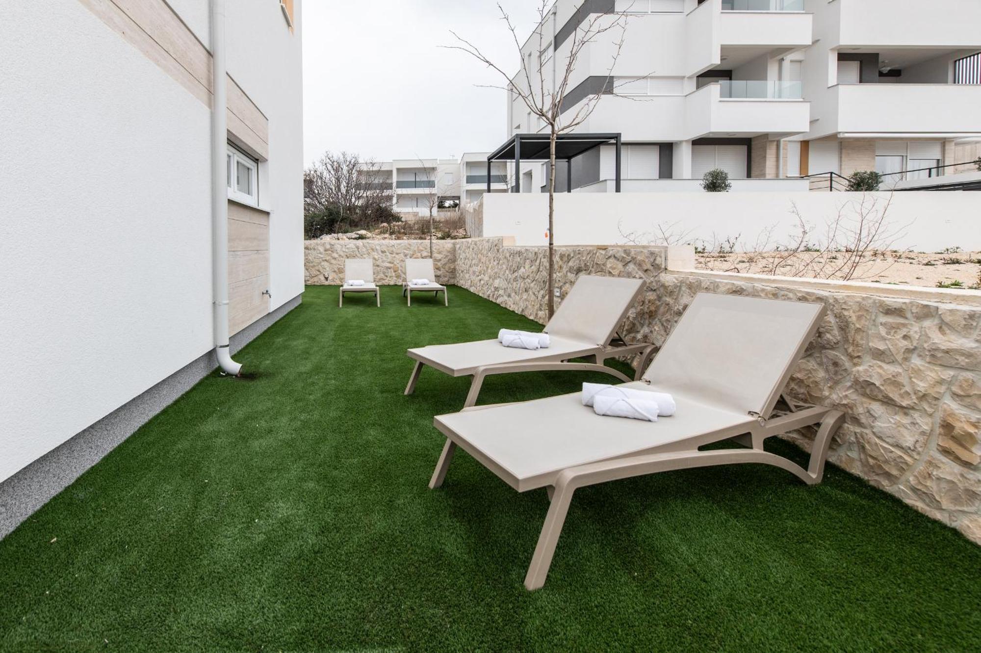 Mare B With Pool Apartment Novalja